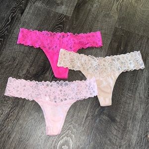 NWOT VS 🎀 Lace Thongs